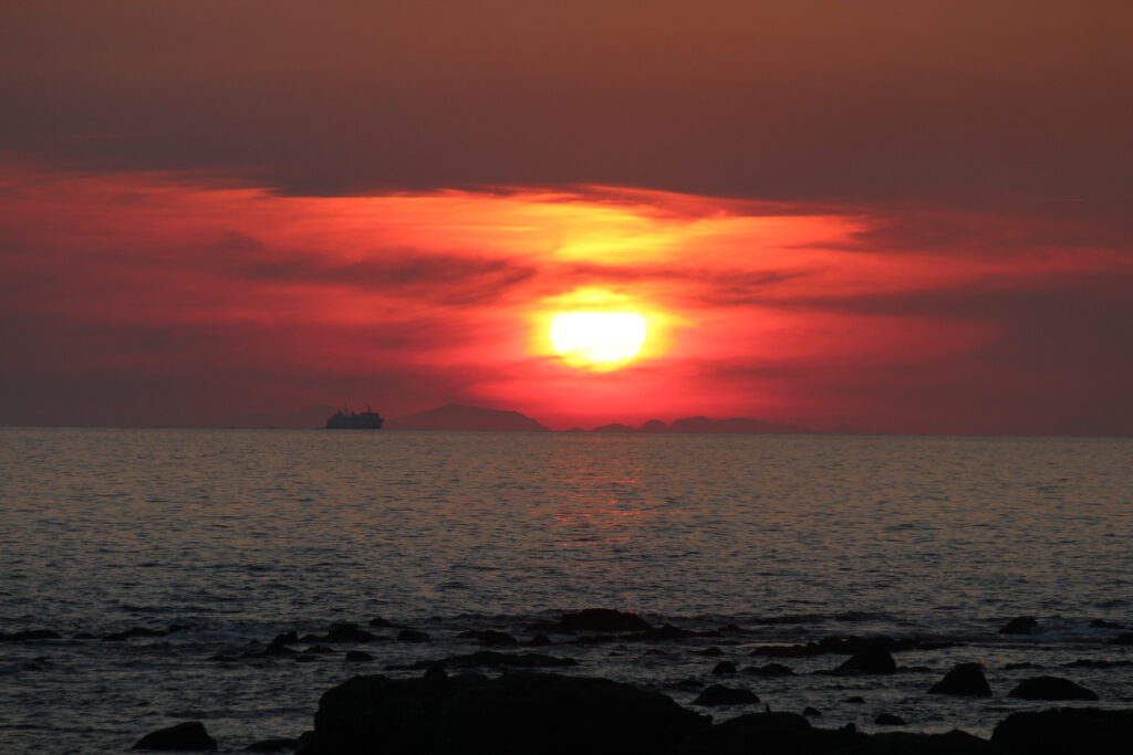 海の向こうの島に沈む夕日