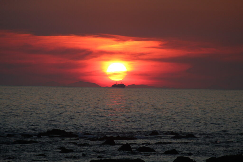 海の向こうの島に沈む夕日