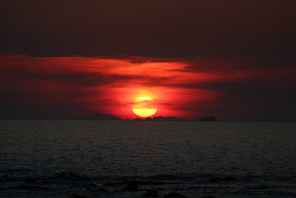 海の向こうの島に沈む夕日

