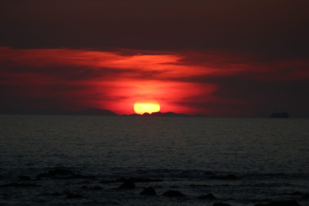 海の向こうの島に沈む夕日
