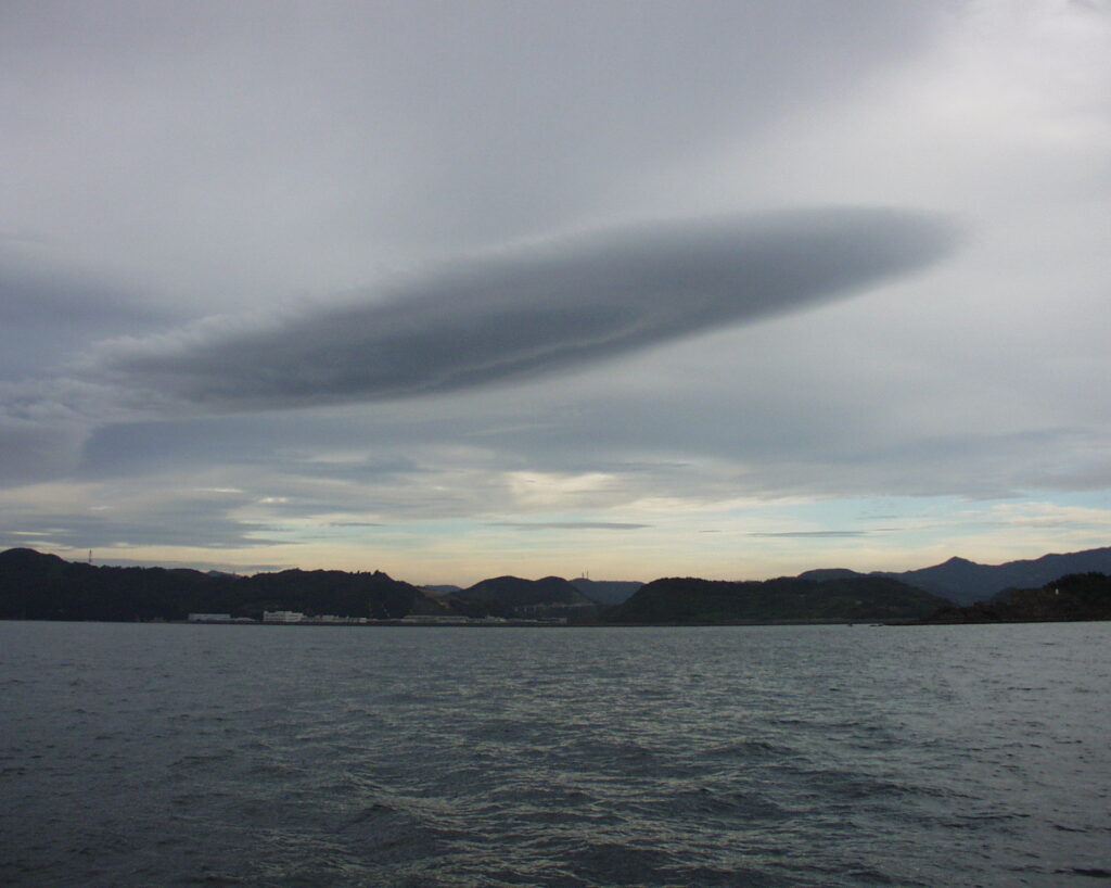 宇宙船型の雲